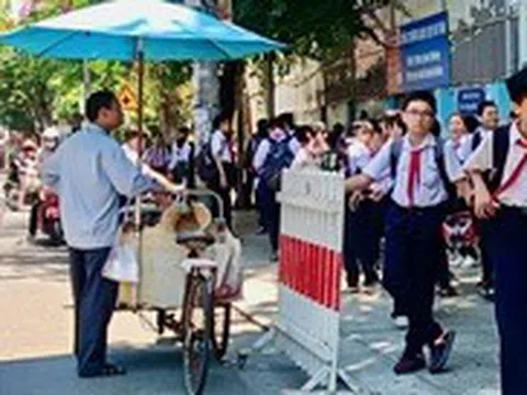 Sau các vụ ngộ độc ở Nha Trang, phụ huynh 'lên ruột' vì hàng rong vẫn bủa vây trường học
