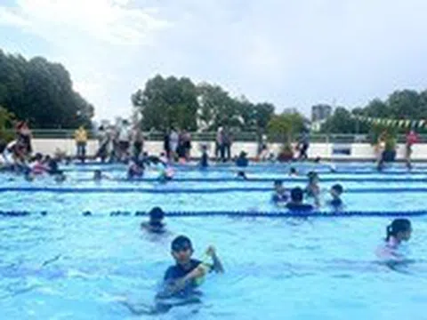 Tắm nhiều trong những ngày nắng nóng có nguy hiểm?