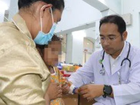 Bác sĩ Việt cứu sống một bé gái Campuchia nguy kịch