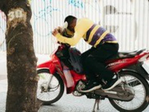 Nắng nóng, người đặt đồ ăn qua app than khó, tài xế nói 'không dám cố chạy vì sợ đột quỵ'