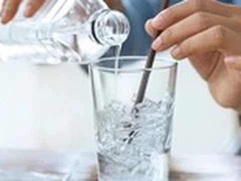 Uống nước lạnh mùa nắng nóng cẩn thận khiến cơ thể gặp phải nhiều vấn đề nghiêm trọng