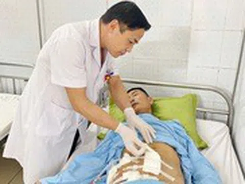 Chiếc xà beng dài hơn 1m đâm xuyên thành bụng người đàn ông 61 tuổi