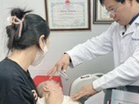 Bé 5 tháng tuổi da bong tróc, chảy dịch vì cha mẹ chủ quan