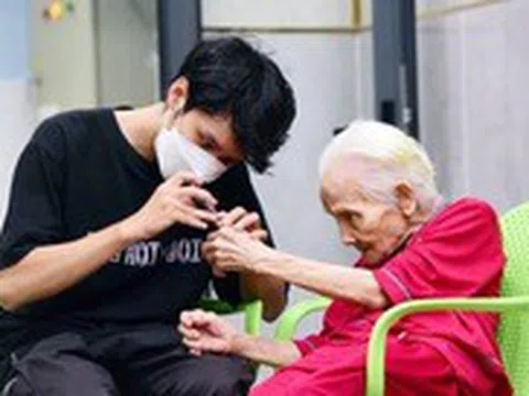 Cha mẹ già cần tìm được niềm vui