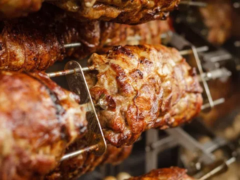 Có nên ăn thịt bò và uống rượu cùng lúc?