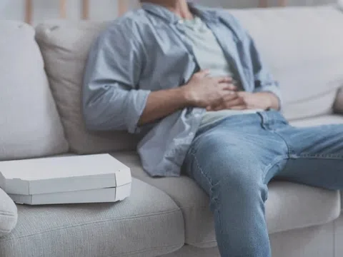 Lý do gây đau bụng sau khi ăn quá no