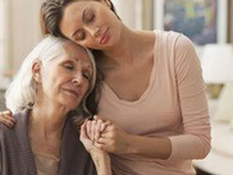 Mẹ mắc Alzheimer, con có nguy cơ bị di truyền