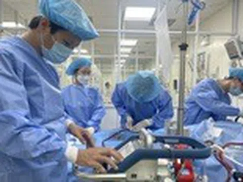 Cứu nữ bệnh nhân nguy kịch sau phẫu thuật nâng ngực