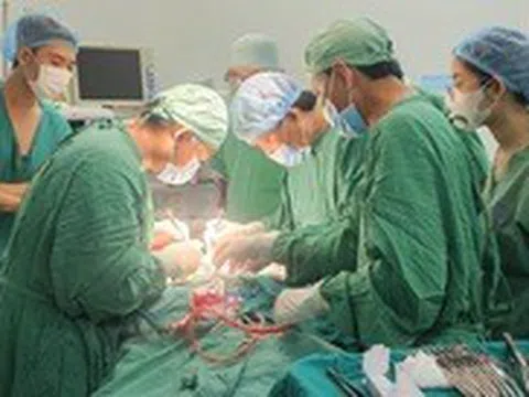 Người đàn ông đang làm vườn bị mảnh đạn văng trúng cổ