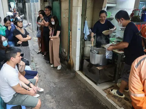 Xếp hàng giữa trưa chờ ăn bún bò mỡ nổi ở quán Michelin gợi ý