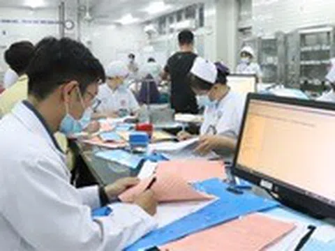 Vì sao giáo sư Nguyễn Quang Tuấn phải thực hành, xin lại giấy phép hành nghề?