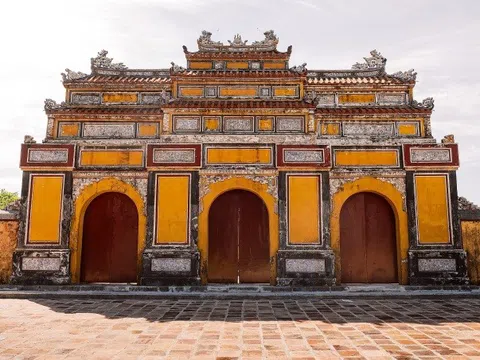 Lăng mộ ba vua triều Nguyễn trùng tu xong gần một năm vẫn đóng cửa