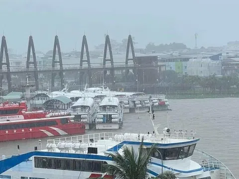 700 du khách mắc kẹt ở đảo Nam Du do tàu ngừng chạy