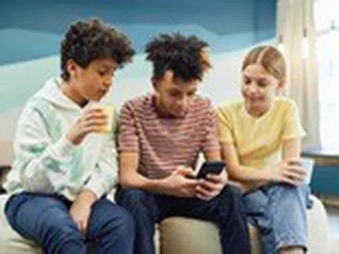 Bớt lướt điện thoại có ích cho sức khỏe tinh thần trẻ