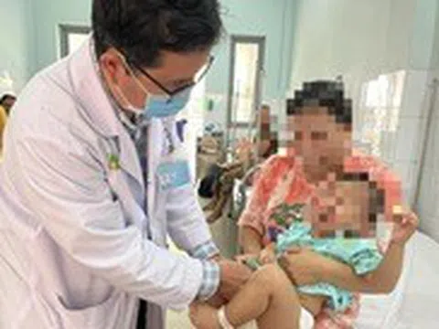 Một cậu bé 15 tuổi bị cắt bỏ tinh hoàn do đến bệnh viện trễ