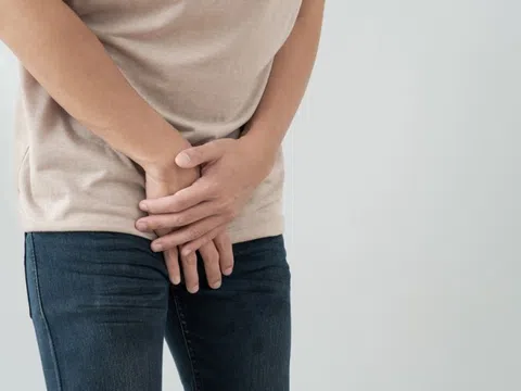 Người đàn ông đi cấp cứu trong đau đớn vì vùng kín hoại tử