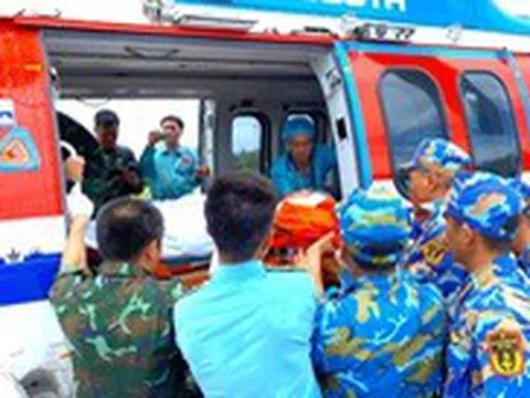 Trực thăng chở ngư dân bị chấn thương sọ não từ Trường Sa về đất liền điều trị