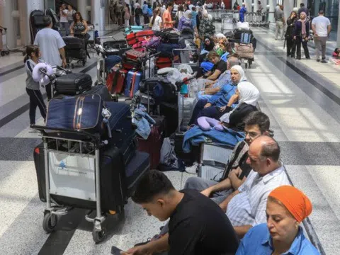Du khách tháo chạy khỏi Lebanon