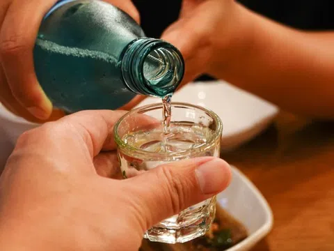 Đang uống rượu, 8 người phải đi cấp cứu