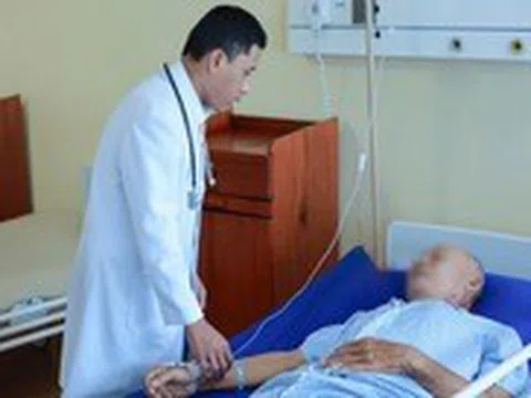 Lấy 100ml mủ đục trong thận cụ ông 79 tuổi