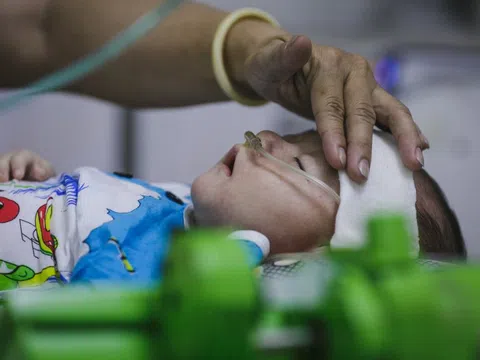 Cảnh căng thẳng trong phòng cách ly bệnh sởi ở TP.HCM