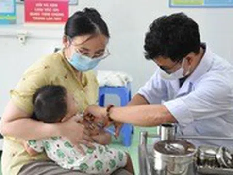 Lo dịch sởi, phụ huynh TP.HCM gấp rút đưa con đi tiêm vắc xin