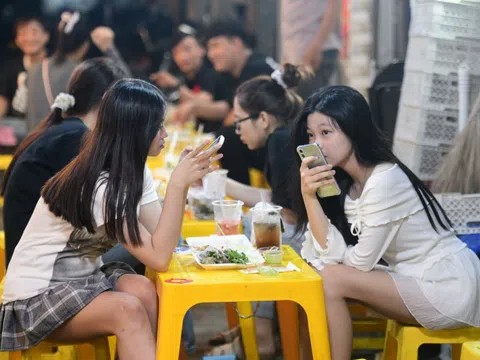 Thử trà dâu, bò nướng để kiểm tra đồ ăn tại phố ẩm thực Hồ Thị Kỷ