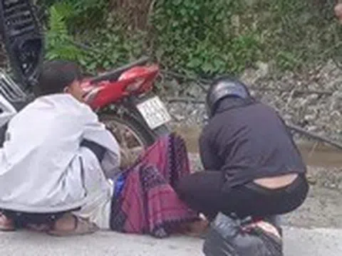Bác sĩ đỡ đẻ cứu người bên đường, đầu còn đội mũ bảo hiểm