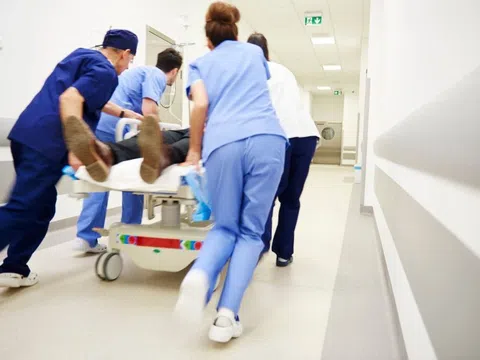 Sau cơn đau ngực, người đàn ông đột ngột ngưng tim