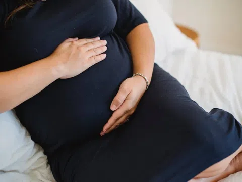 Cô gái 20 tuổi nhập viện vì tự uống 10 viên thuốc phá thai