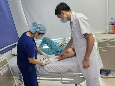 Tai nạn khiến người đàn ông bị lột toàn bộ da bàn tay