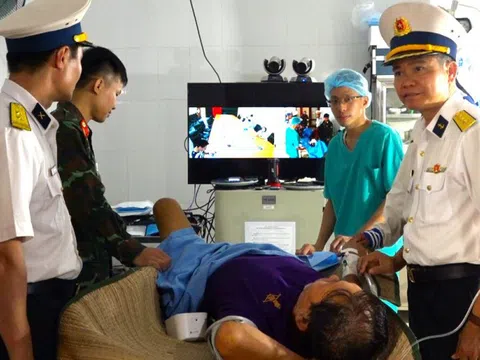 Quân y Trường Sa cấp cứu ngư dân gặp nạn gần đứt lìa cổ chân