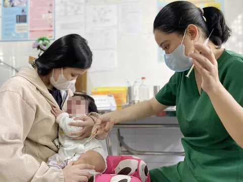 Hơn 300 bàn tiêm phục vụ trẻ tiêm chủng vắc xin sởi trong ngày 2-9