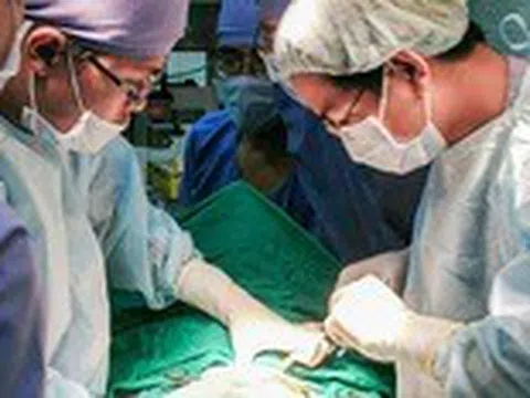 Cắt bỏ đoạn ruột hoại tử, cứu bé trai 4 ngày tuổi