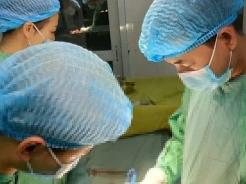 Cắt khối u khủng ở vùng nhạy cảm cho người đàn ông