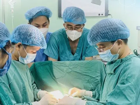 Gia đình Lào mang con sang Việt Nam chữa bệnh hiếm