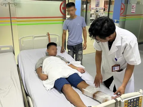 Cấp cứu người ngã từ trên cao khi cố chằng mái nhà trong bão