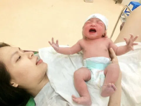 Khoảnh khắc những em bé chào đời giữa tâm bão Yagi