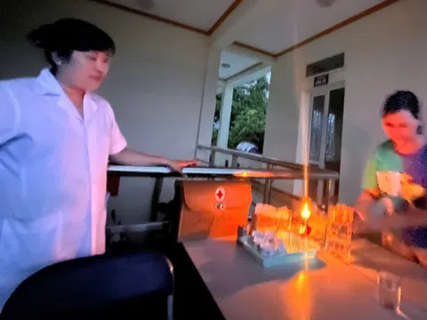 Yên Bái ngập sâu, trạm y tế phải thắp đèn dầu