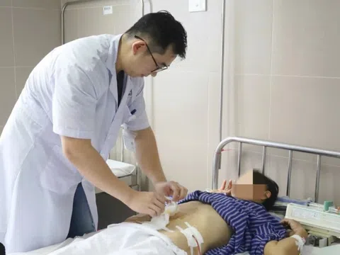 Hai phụ nữ nhập viện sau khi tự thụt hậu môn để rửa đại tràng