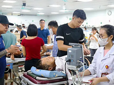 Bệnh viện căng mình cứu người trong mưa lũ
