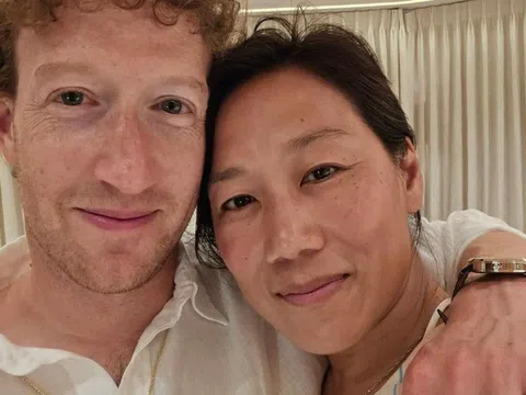 Mark Zuckerberg ngày càng thích mặc xa xỉ, đeo dây chuyền vàng