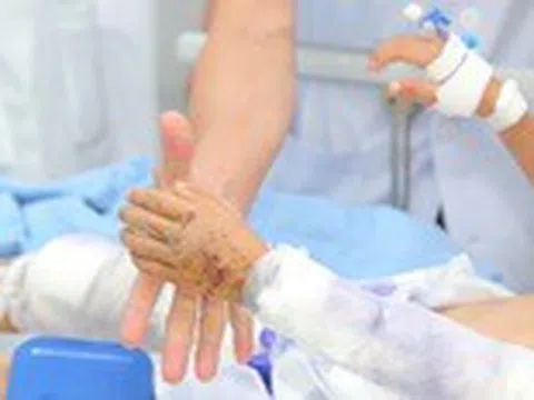 Sức khỏe hai trẻ bị lũ quét ở Làng Nủ đã có cải thiện