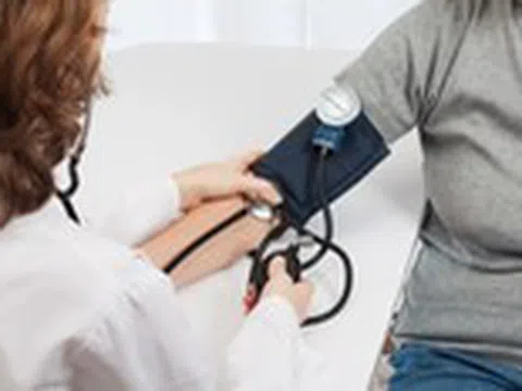 Xử trí đúng cơn tụt huyết áp tại nhà để phòng ngừa tai biến