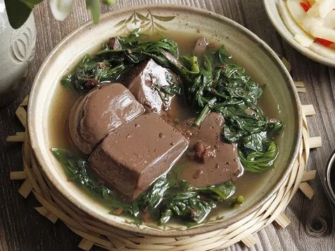 Tiết lợn luộc ngon, bổ nhưng đại kỵ với nhóm người này