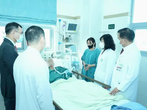 Sức khỏe bé gái Làng Nủ điều trị tại Bệnh viện Bạch Mai