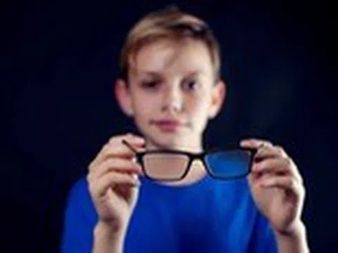 Cận thị là 'đại dịch đang tiến triển', ngăn ngừa thế nào?