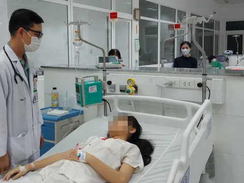 23 học sinh nhập viện nghi ngộ độc thực phẩm sau khi ăn ở căng tin trường