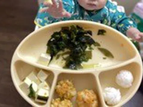 Đừng mắc sai lầm: Cho con ăn giặm quá sớm, vừa ăn vừa xem điện thoại