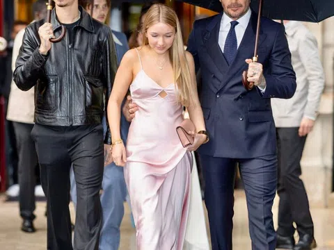 Nhà Becks chưng diện bên dàn sao show Victoria Beckham